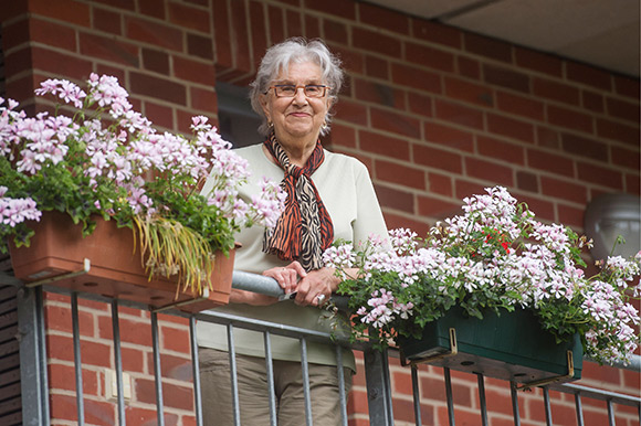 Eine alte Damen auf ihrem Balkon