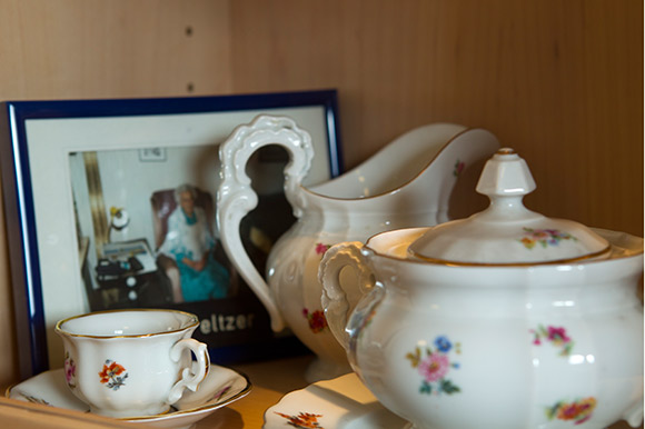 Teekanne, Tasse und Sahnekännchen eines Porzellangeschirrs mit Blümchen