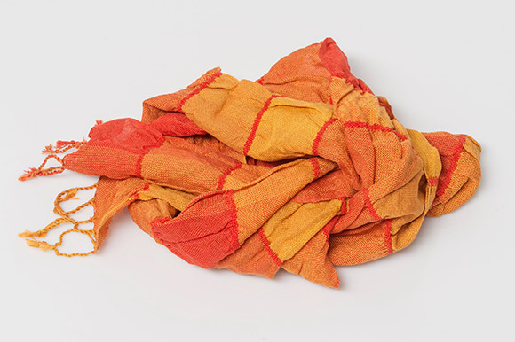 Orangener Schal aus der Weberei