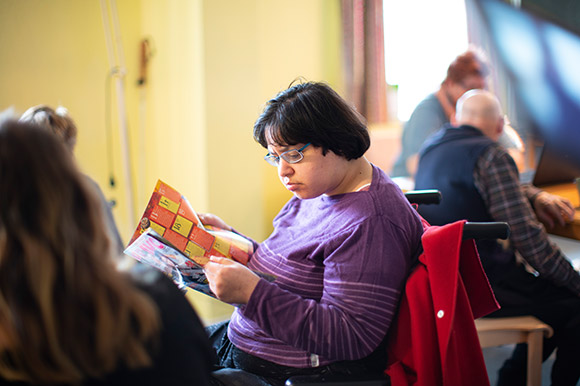 Eine Frau liest in einer Zeitschrift