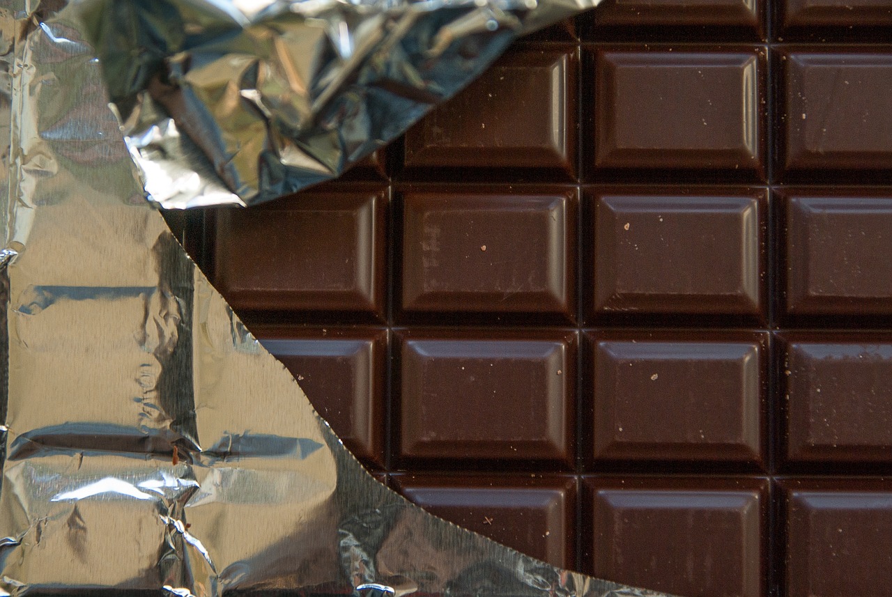 Tafel Schokolade, zur Hälfte in Stenolpapier